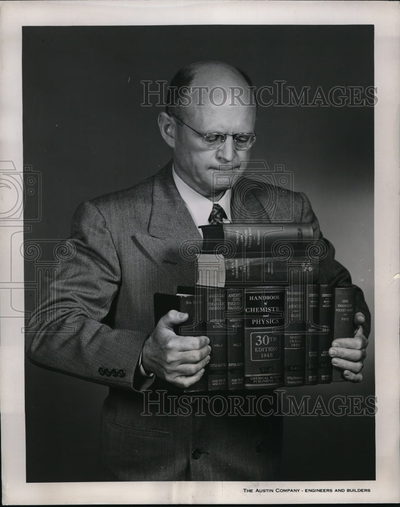 1951 Press Photo Books illustrates compressive strengths like in concrete beams - Historic Images