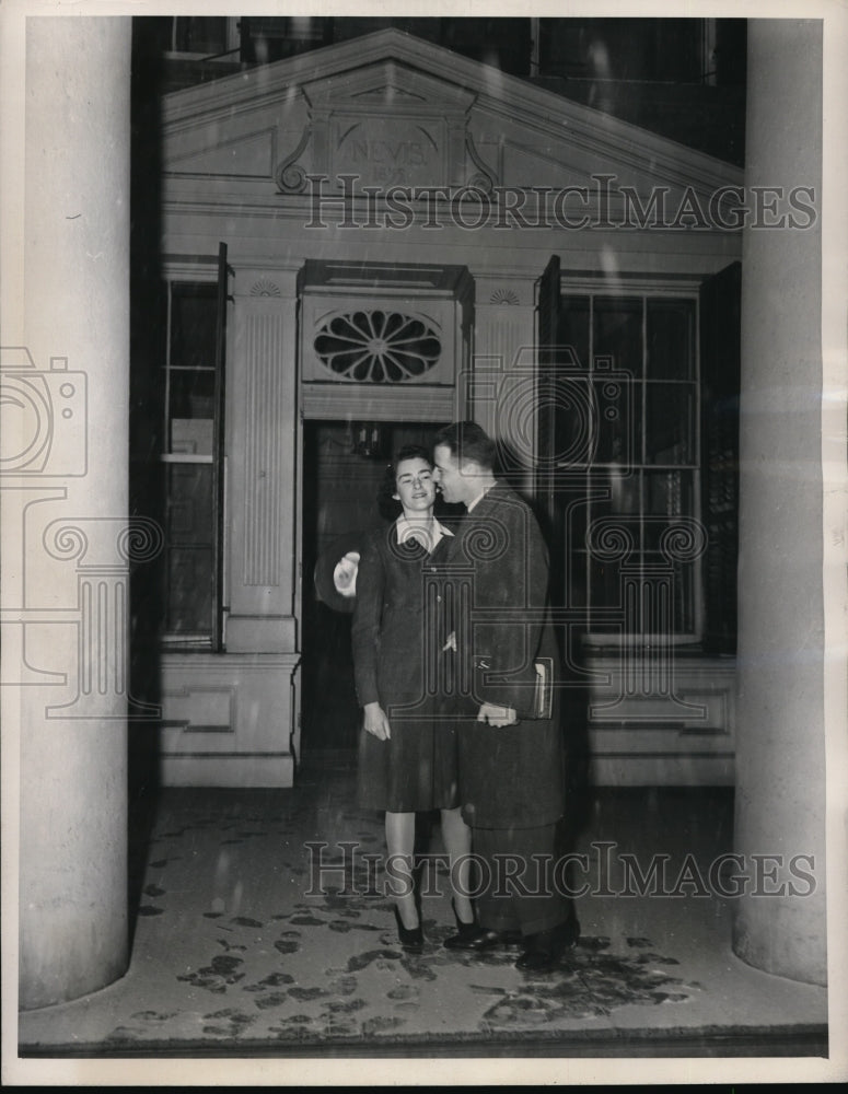 1946 Press Photo Donald Murray Kissing his wife - Historic Images