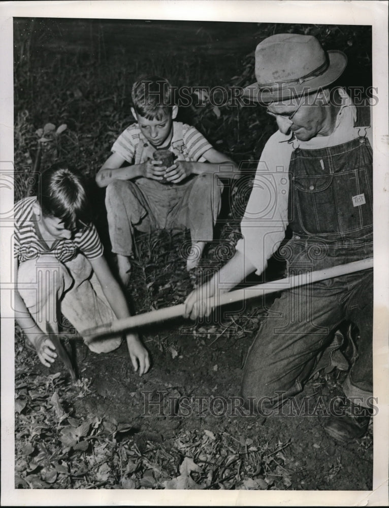 1947 Press Photo AJ Hancock Digs With Grandson In Birmingham Coal Mine At Strike - Historic Images