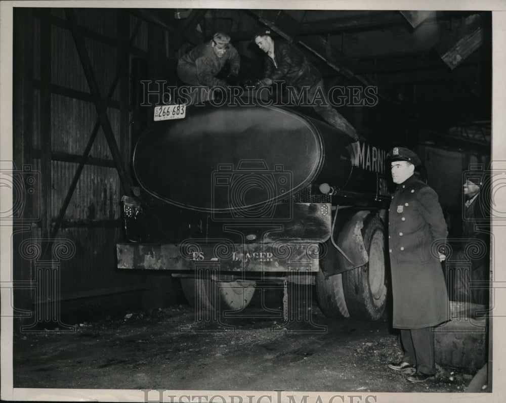 1946 Press Photo Jack Jarrel &amp; Joseph Marignetti Pump Oil into Truck in New York - Historic Images