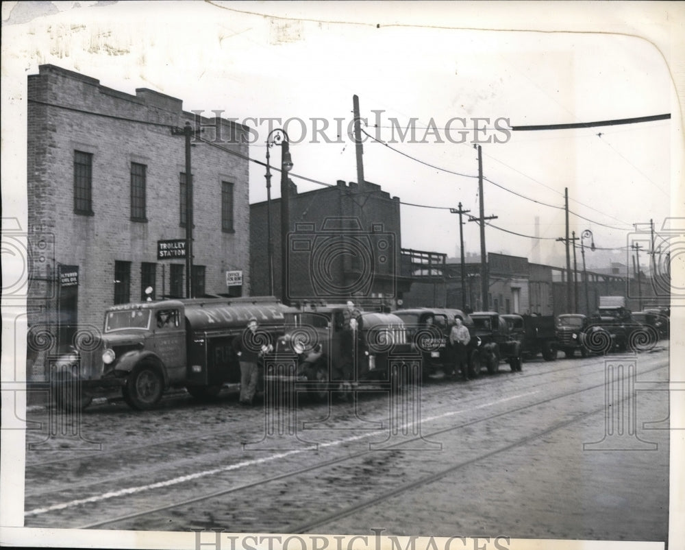 1943 Press Photo Line Of WWII Oil Trucks Wait To Buy Gas At Filtered Oil Corp - Historic Images