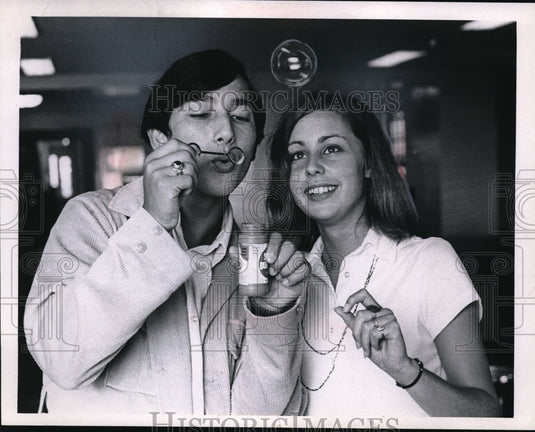 1970 Press Photo Gerardo Rocha Helps Cute Coed Chris Gibbs Blow Bubbles - Historic Images