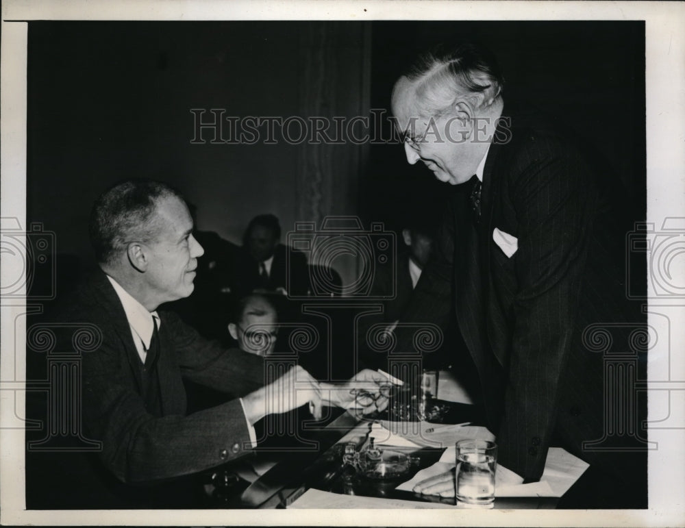 1943 Press Photo Facing the Senate regarding the War Contract Renegotiation Law - Historic Images