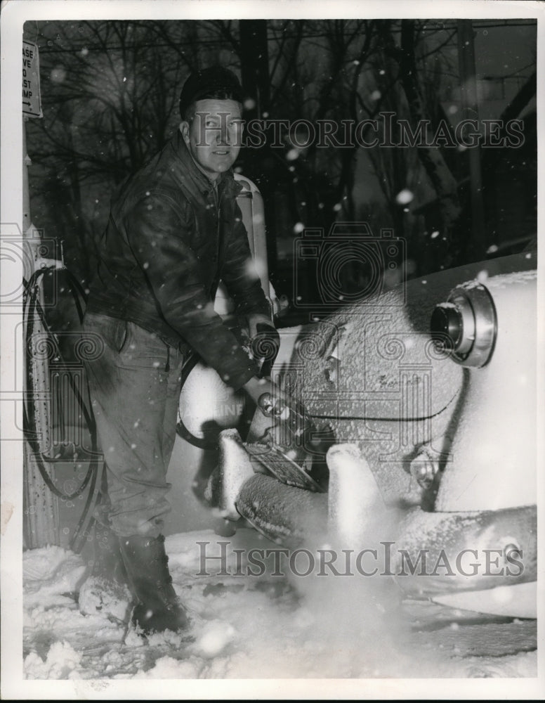 1954 Joe Milligan refueling over a snow weather at Lakewood. - Historic Images