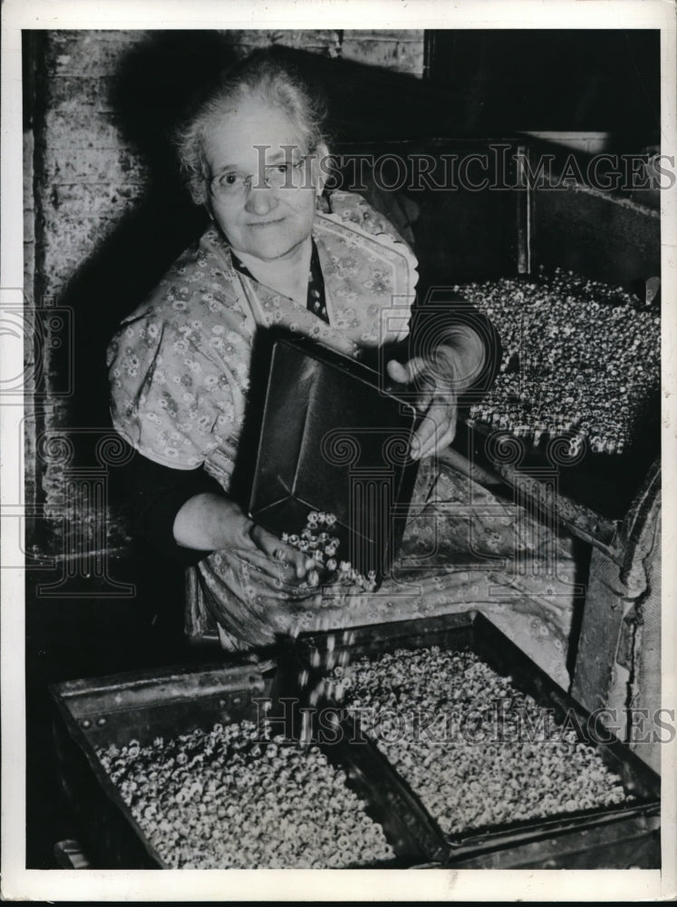 1942 Press Photo Katherine Orosz helps with war products while son are in - Historic Images