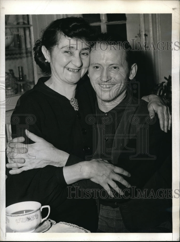 1942 Press Photo Mr.James Owens Arkansas fugitive pardoned by Gov.Robert Bailey. - Historic Images