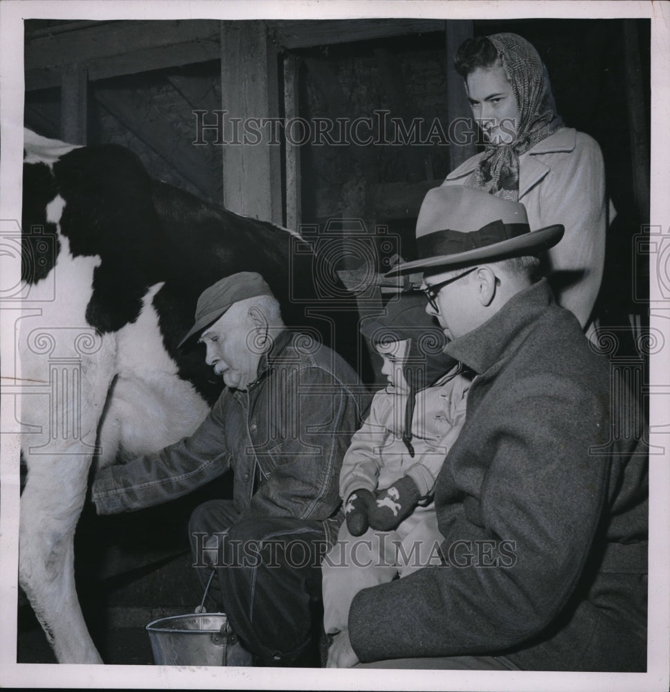 1956 Press Photo Handmilking technique demonstrated by Lincoln Gwin to grandson - Historic Images