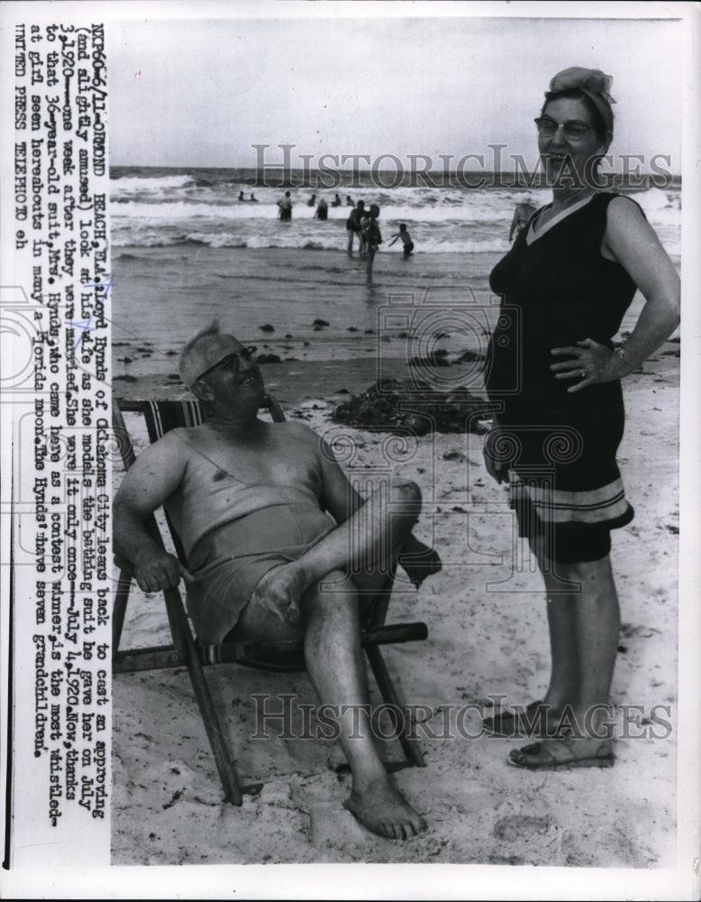 1956 Press Photo Mr &amp; Mrs Lloyd Hynds On Beach In Ormond Beach - Historic Images