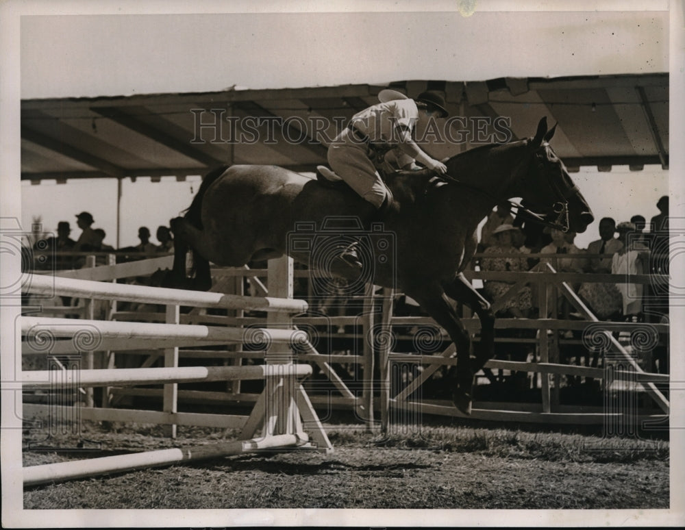 1938 Press Photo Margaret Melville in North Shore Horse Show. - nec57633 - Historic Images