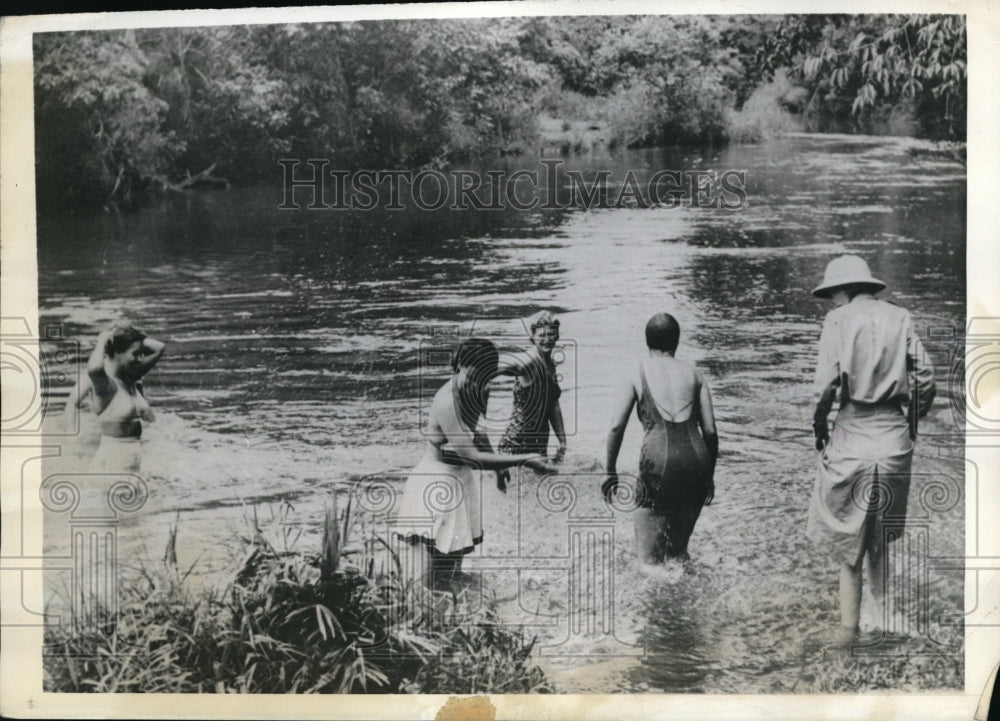 1942 Press Photo Nurses in New Guuinea take a plunge in swimming hole. - Historic Images