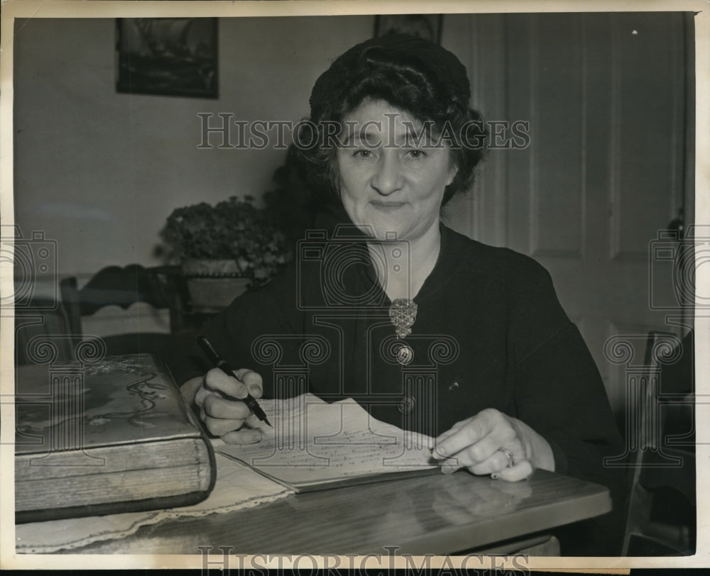 1942 Press Photo Mrs James Owens wife/fugitive pardoned by Gov Robert Bailey - Historic Images