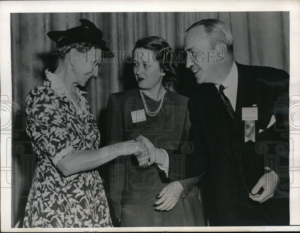 1943 Press Photo NYC, Mrs Anna Olsen, Ruth Leach, Wm Witherow, Natl Assoc of Mfg - Historic Images