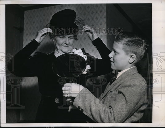 1946 Press Photo Winchester, Mass Mrs Nettie Durgin & grandson Dick Hussey - Historic Images