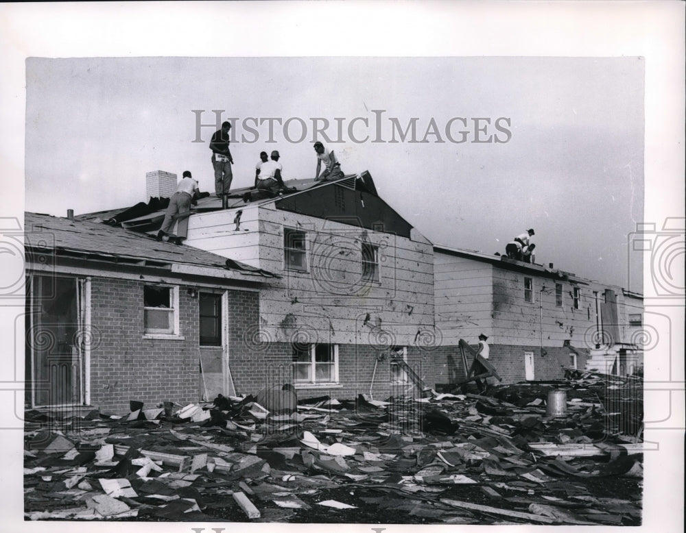 1962 Press Photo Oak Forrest, Ill. firemen help repair roofs damaged by tornado - Historic Images