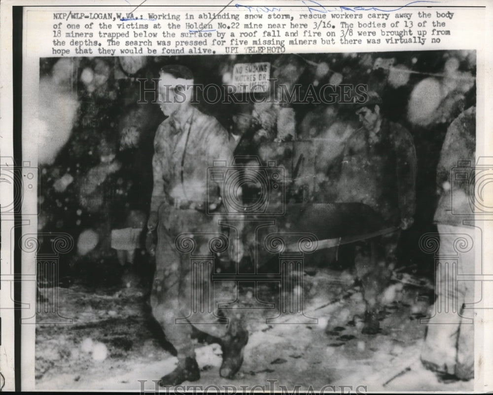 1960 Press Photo Rescue workers carry away the body of victim Holden. Mining - Historic Images