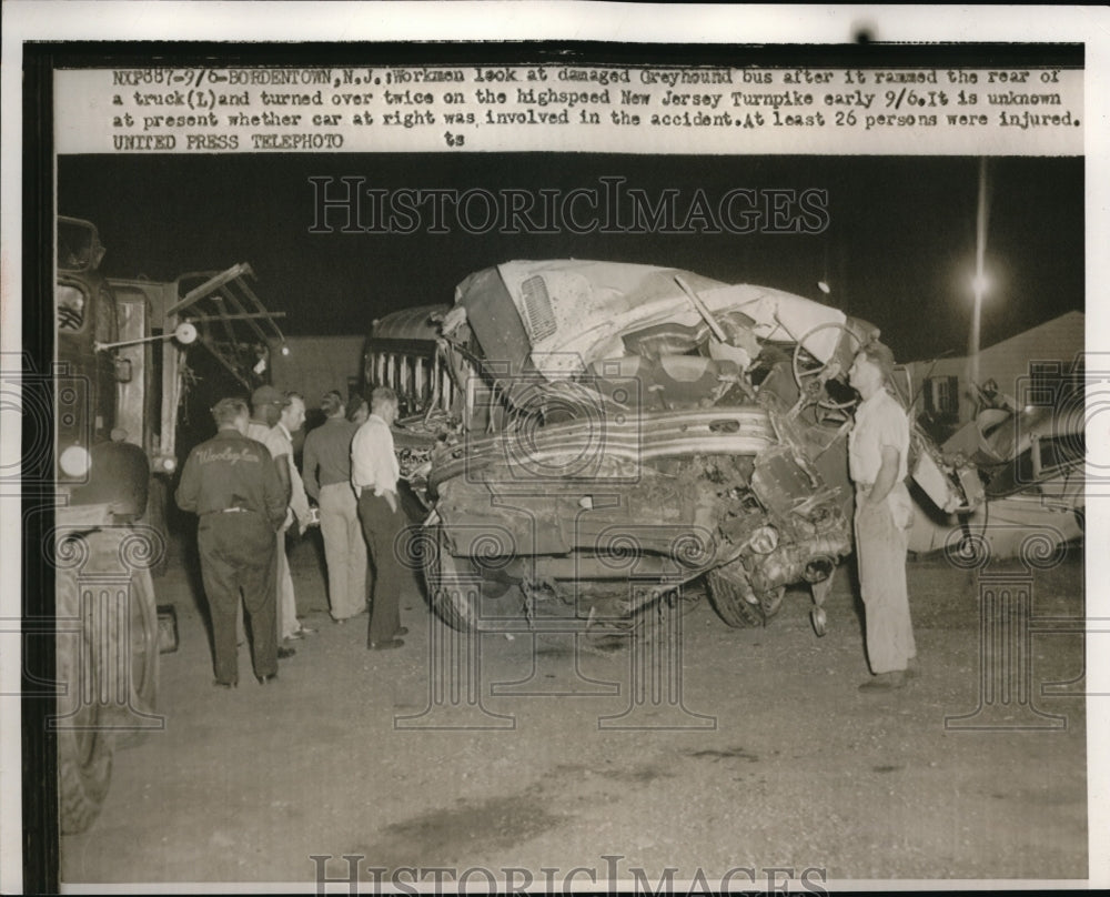 1952 Press Photo Workmen look at the Greyhound bus after it rammed the rear (L). - Historic Images