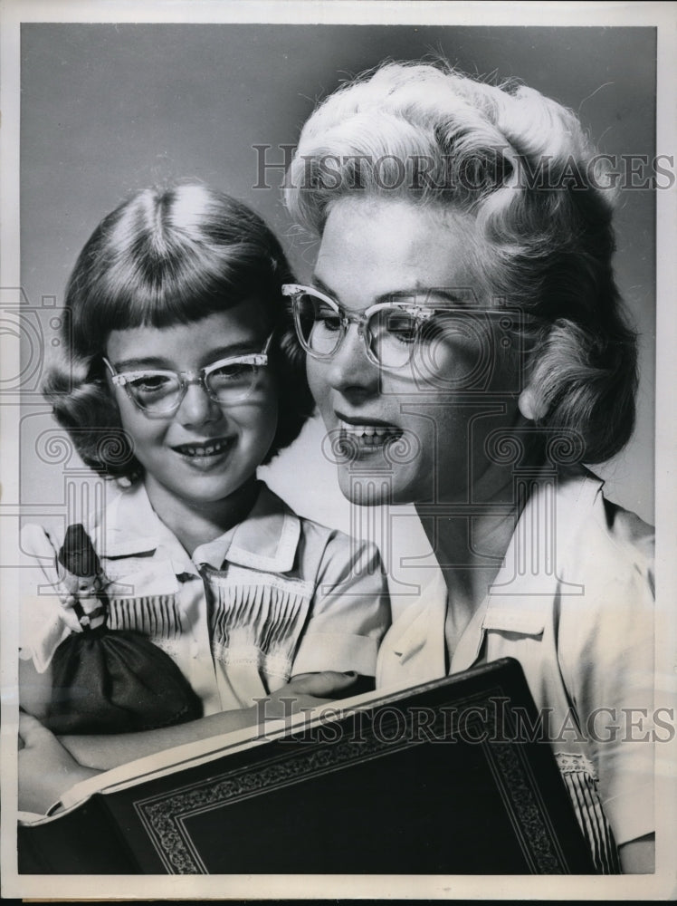 1957 Press Photo Mrs. Leslie Greg with Daughter Leslie with Stardust Blue Frames - Historic Images