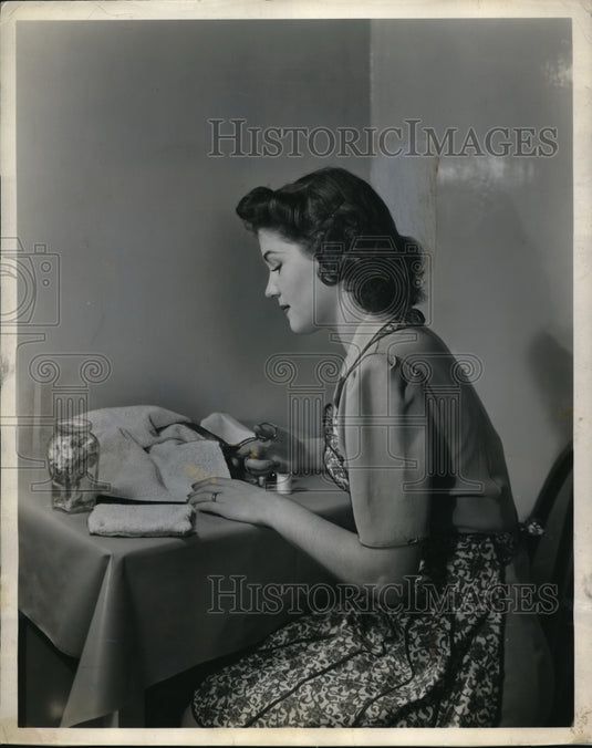 1943 Press Photo Woman Makes Turkish Towel & Soap Bags - Historic Images