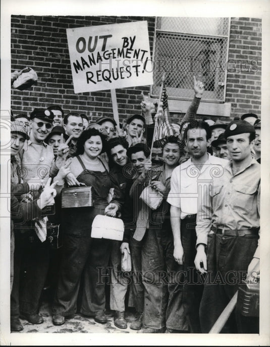 1943 Press Photo Camden, NJ shipyard workers protest Memorial Day plant close - Historic Images