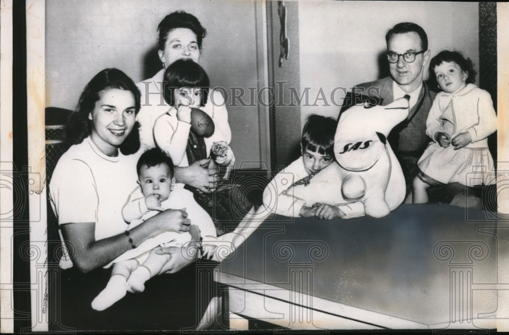 1959 Press Photo Mr. and Mrs, John Jacob of Alexandria VA , baby sitter Louise- Historic Images