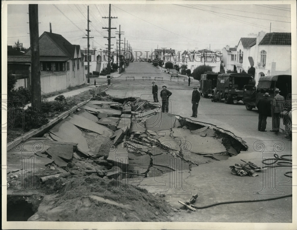 1943 Press Photo Busted water main in San Fransisco, California - Historic Images
