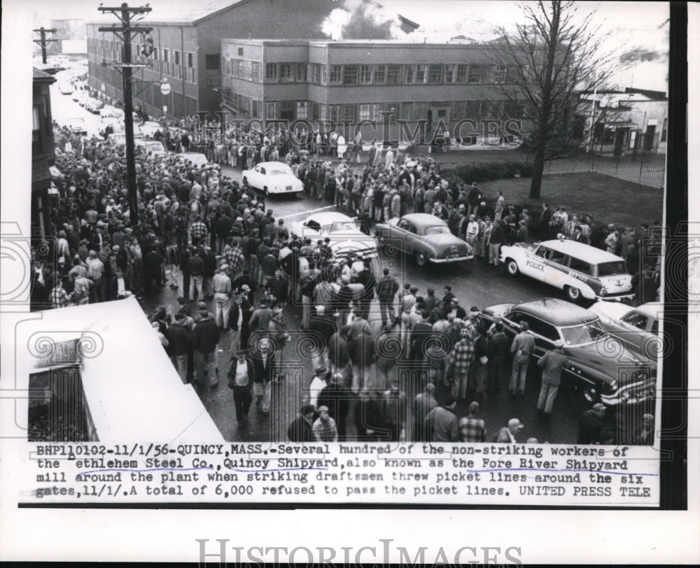 1956 Press Photo hundreds of non-striking workers of the Bethlehem Steel Co. - Historic Images