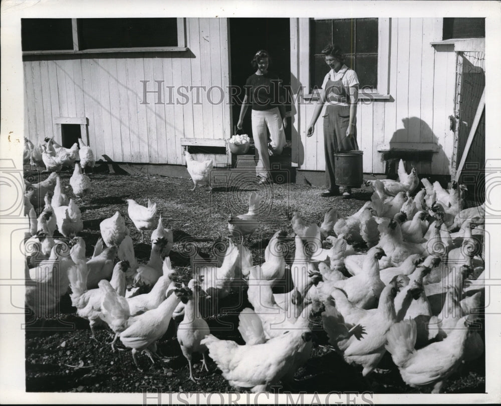 1942 Press Photo Ruth &amp; Agnes Bridgeland Gather Eggs and Feed Hens on Farm - Historic Images