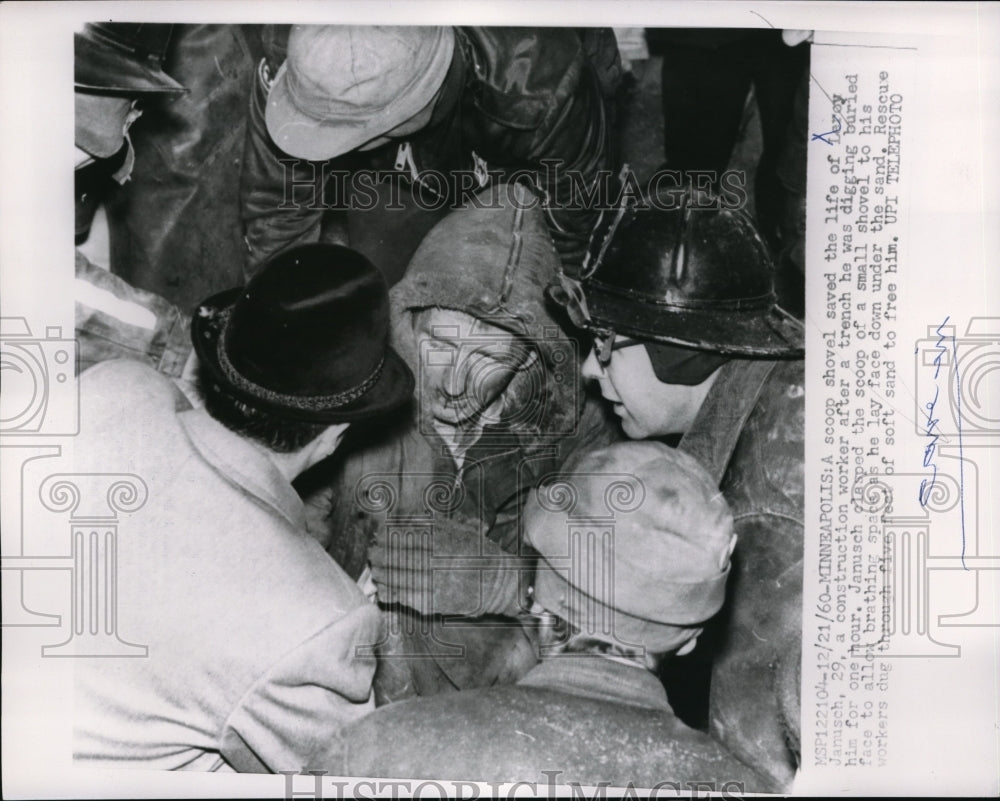 1960 Press Photo Leroy Janusch buried for 1 hour put scoop shovel to face to - Historic Images