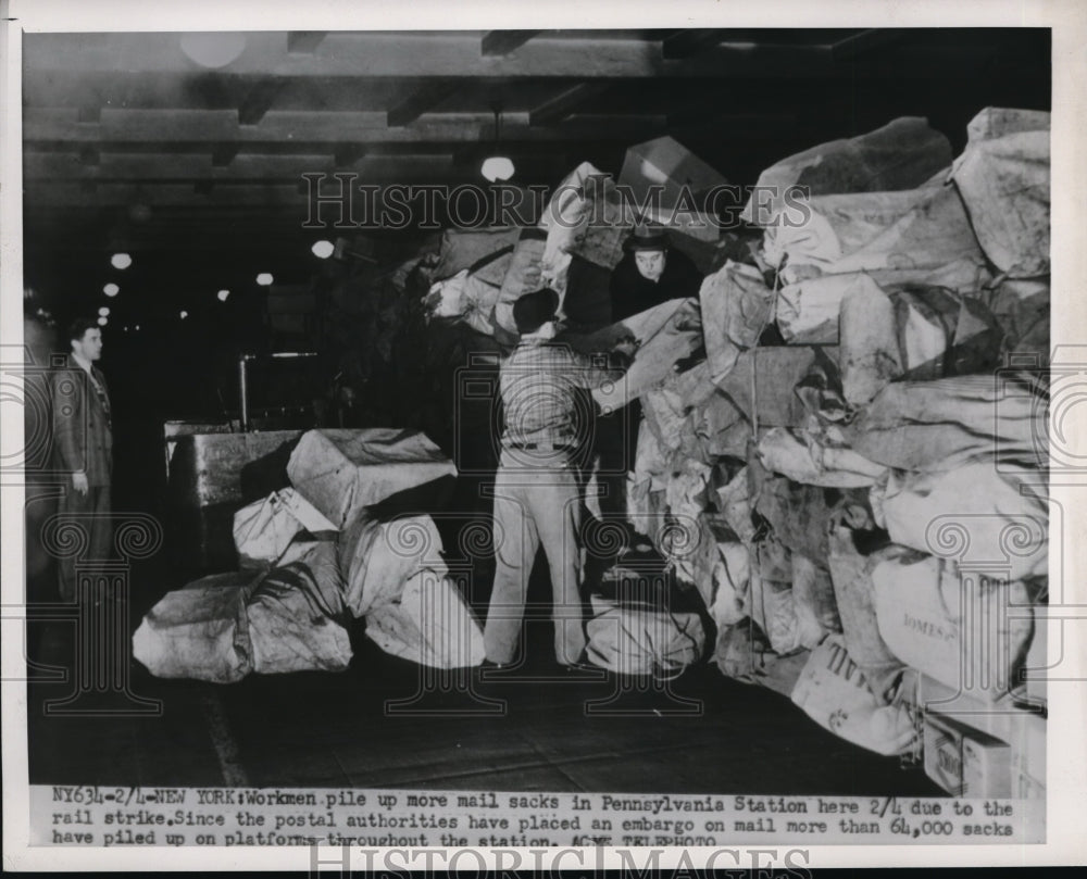 1951 Press Photo NYC, workmen pile mail sacks at Penn Stattion during RR strike - Historic Images