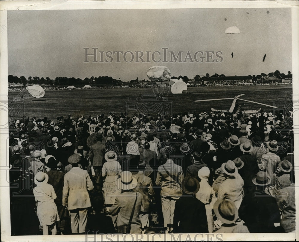 1931 Press Photo Parachute Jumpers, Royal Air Force Pageant, Herndon, England - Historic Images