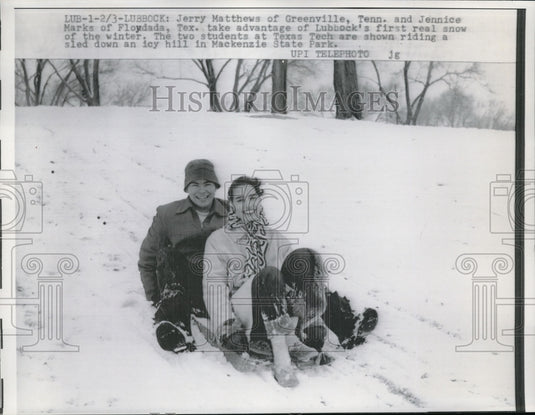1959 Press Photo Jerry Mathews & Jennice Marks enjoying the snow - Historic Images
