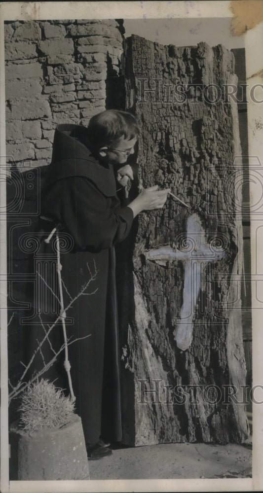 1939 Press Photo Father Tiberius Wand of Mission San Miguel Inspects Cross Log - Historic Images