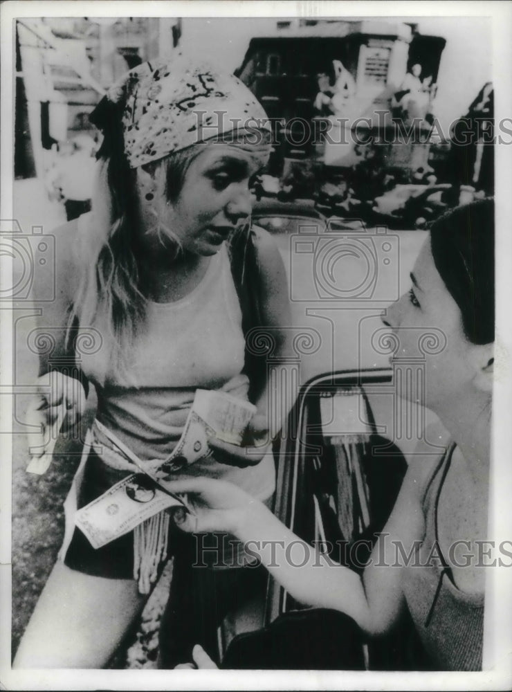 1971 Press Photo American tourists worry about ticket fee after the Dollar drop - Historic Images