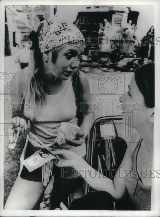 1971 Press Photo American tourists worry about ticket fee after the Dollar drop - Historic Images