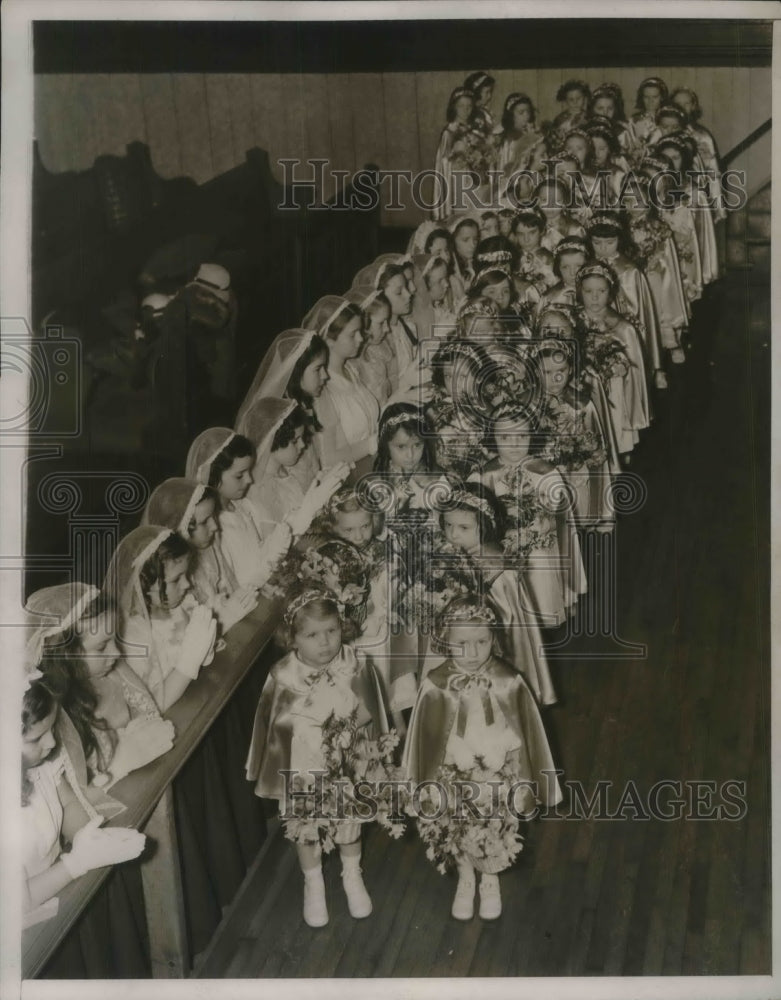 1939 Press Photo Flower Girls at Holy Tuesday Procession at Church of St. Vincen - Historic Images