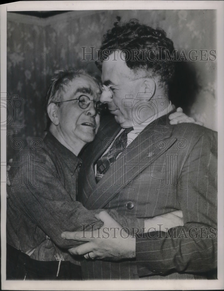 1948 Press Photo Cleveland Policeman Ray Nichols Reunites With Father Charles - Historic Images