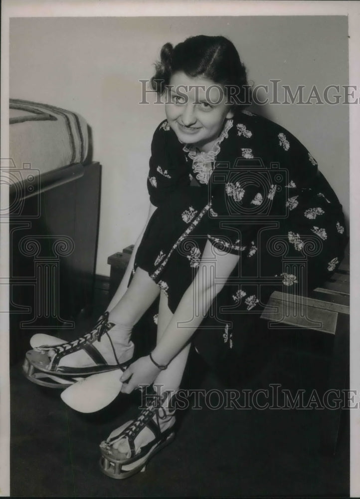 1937 Press Photo Lucille Lyman w/ a pair of shoes designed for walking on water - Historic Images