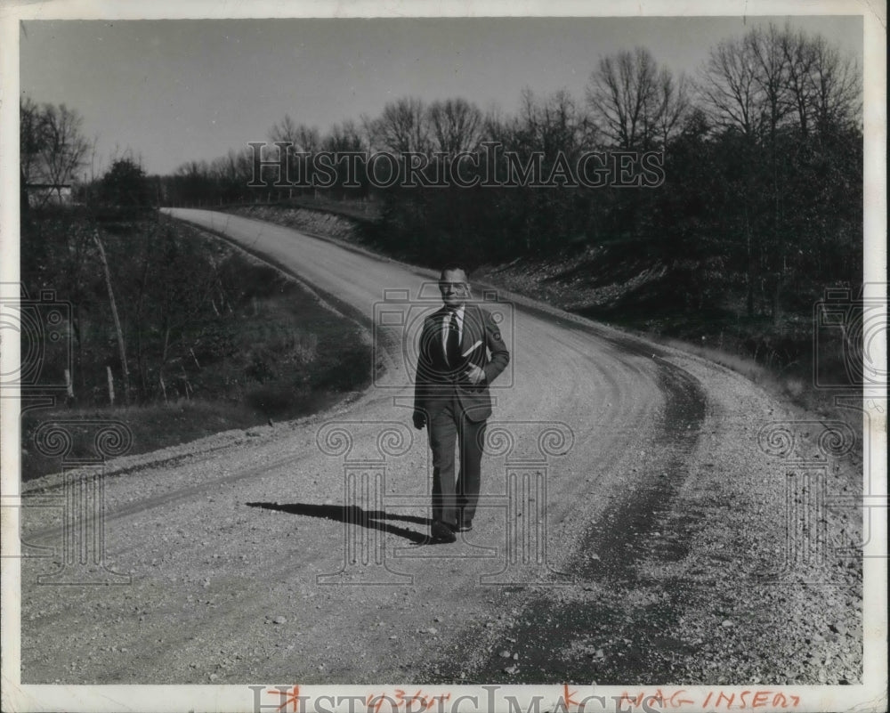 1943 Press Photo Rev. Guy Howard Walking Down a Road - Historic Images