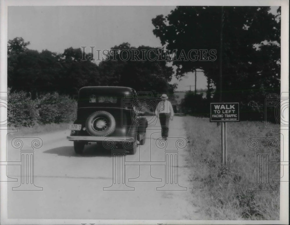 1938 Press Photo Ste highway where pedestrians are warned to walk facing traffic - Historic Images