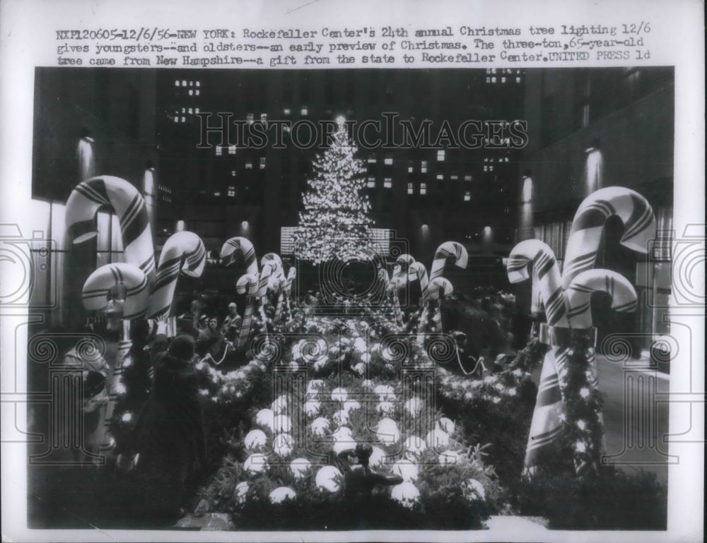 1956 Press Photo Rockerfeller Center in NYC, Christmas tree lighting ceremony - Historic Images