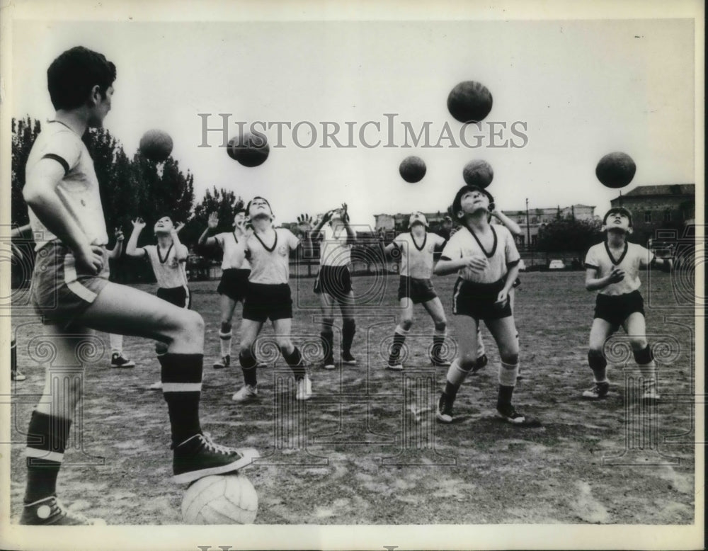 1974 Press Photo Tbilisim USSR soccer school students at practice - nec58989 - Historic Images