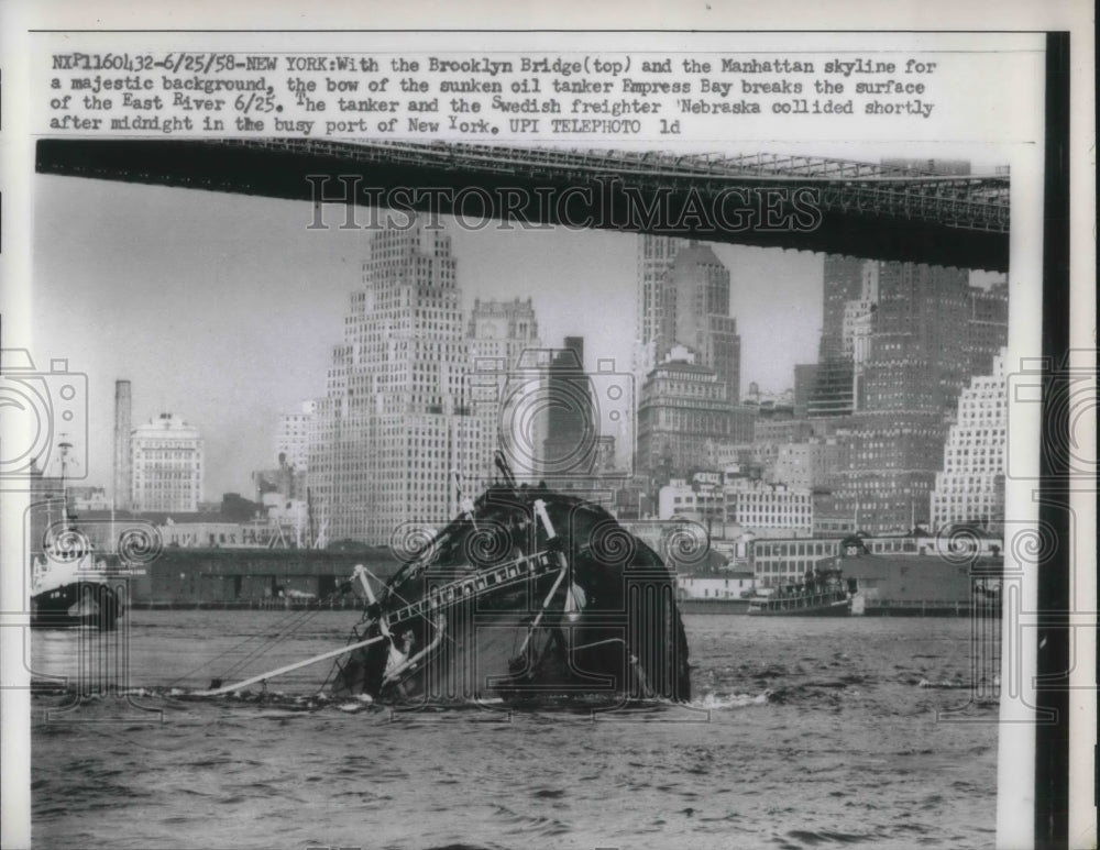 1958 Press Photo Sunken oil tanker Empress bay rest below Brooklyn Bridge - Historic Images