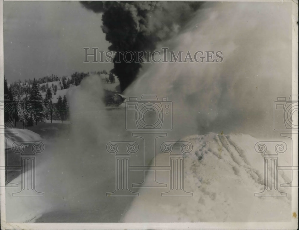 1932 Press Photo Snow plough attempting to clear the track of the Southern - Historic Images