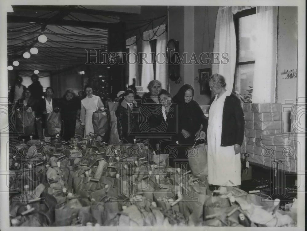 1933 Press Photo Salvation Army gives annual Christmas aid to New York needy - Historic Images