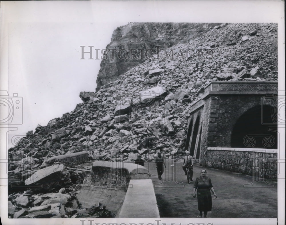 1953 Press Photo Rainfall Causes Landslide, Genoa Rome Highway, Chiavari, Italy - Historic Images