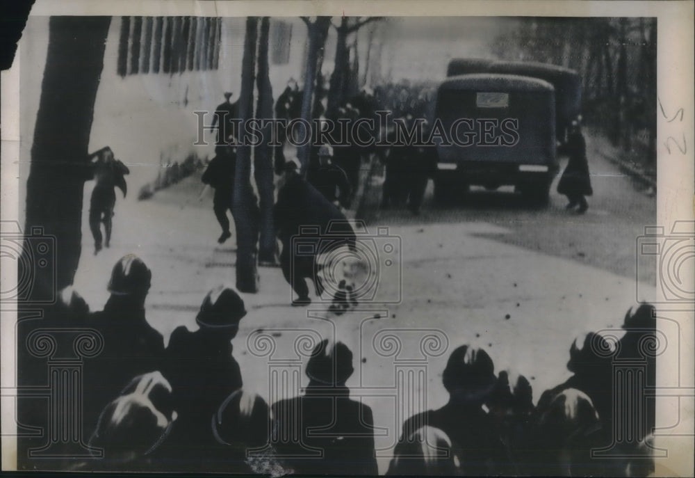 1952 Press Photo Police round up of fleeing rioters at strike Renault auto plant - Historic Images