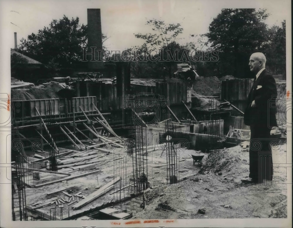 1955 Press Photo Director William Milliken inspects progress on the Art Museum - Historic Images