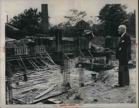 1955 Press Photo Director William Milliken inspects progress on the Art Museum - Historic Images