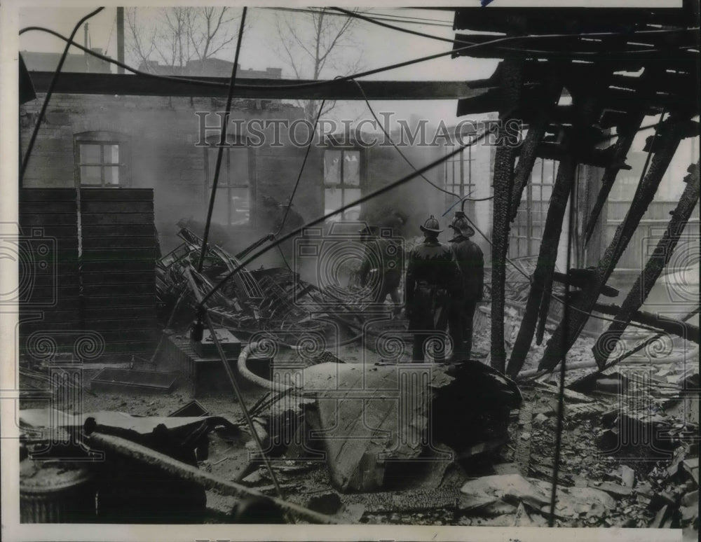 1938 Press Photo Fireman search ruins of Match Corporation of America in Chicago - Historic Images