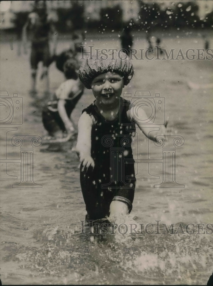 1920 Press Photo Little Margaret Gosse at the Washington bathing beach - Historic Images